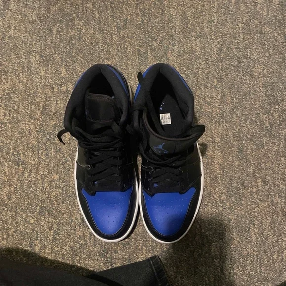 Air Jordan 1 Mid ‘Black Hyper Royal’ - Picture 3 of 9